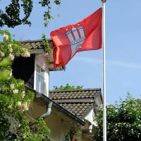 3075_3547 Hamburger Fahne im Vorgarten eines Einfamilienhauses. | Flaggen und Wappen in der Hansestadt Hamburg